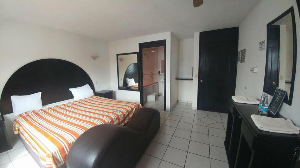 Hotel Omni Морелия Екстериор снимка