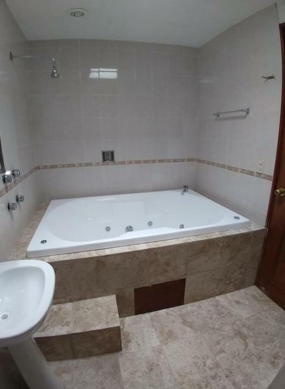 Hotel Omni Морелия Екстериор снимка